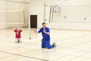 Aluepäällikkö Pertti Kulluvaara opettamassa läpsyä