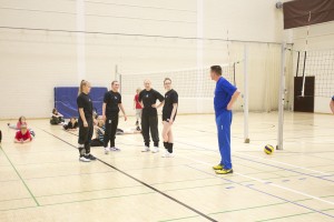 Jenni, Sanni, Ella ja MAria kuuntelee tarkasti Aluepäälikön neuvoja.