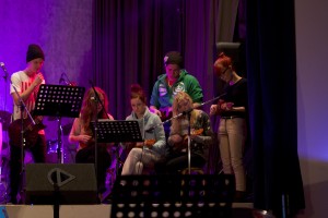 Musisoimassa Taru ja Minttu Soittimena Ukulele :)