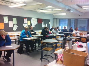 Palaveriporukka kuuntelemassa Peraa...