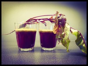 Erittäin hyvä vihermehu jossa punajuuri antaa punasta väriä :)